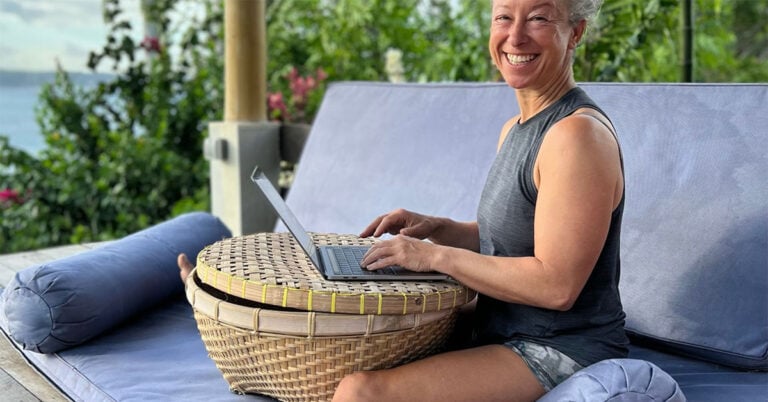 Woman floor sitting on a bar with ocean view.